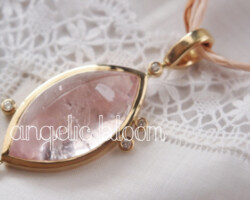 生涯で一番のお気に入り、自作モルガナイトのペンダントヘッド。
モルガナイトはイーダーオーバーシュタイン磨き。 ペンダントヘッド