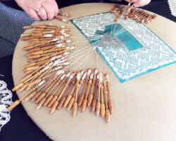 こんな風に丁寧に作られます。 レース編み風景