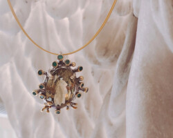 シンプルな服に映えるペンダントヘッド シトリンのペンダントヘッド